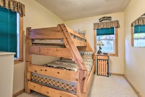Двуетажно легло или двуетажни легла в стая в Quiet Lakefront Conover Cabin Near ATV Trails