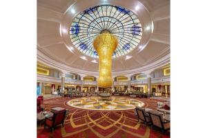 un gran vestíbulo con una gran lámpara de araña y una gran ventana en Rixos Premium Seagate - Ultra All Inclusive en Sharm El Sheikh