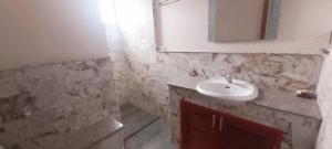 uma casa de banho com um lavatório e um espelho em Relax Inn em Ban Phe