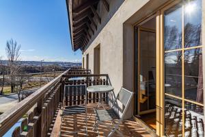 einen Balkon mit einem Tisch und Stühlen in der Unterkunft Peregrino Panzió in Budaörs