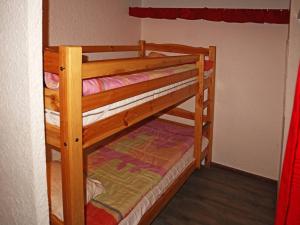 a couple of bunk beds in a room at Appartement Les Orres, 2 pièces, 6 personnes - FR-1-322-171 in Les Orres
