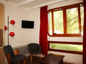 a room with a window and a table and chairs at Appartement Les Orres, 2 pièces, 6 personnes - FR-1-322-233 in Les Orres