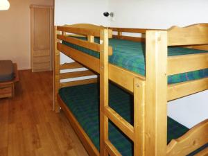 a couple of bunk beds in a room at Appartement Les Orres, 2 pièces, 6 personnes - FR-1-322-233 in Les Orres