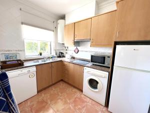 阿爾布費拉的住宿－Apartamento Roja Sol 5，厨房配有白色冰箱和洗碗机。