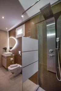 Kúpeľňa v ubytovaní Iconic Athens Suites + 20 fotografií