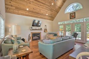Una sala de estar con un sofá y una chimenea. en Riverfront Retreat on 4 Acres with Private Dock, en Heathsville