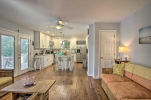 una sala de estar con un sofá y una mesa en Riverfront Retreat on 4 Acres with Private Dock, en Heathsville