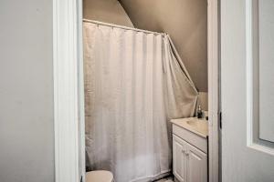 Un baño con cortina de ducha y lavabo. en Riverfront Retreat on 4 Acres with Private Dock, en Heathsville 31 fotos más