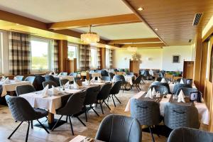 Reštaurácia alebo iné gastronomické zariadenie v ubytovaní Hotel Pachernighof