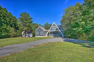 una casa con entrada frente a un patio en Riverfront Retreat on 4 Acres with Private Dock, en Heathsville