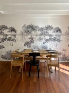 a dining room with a table with wine glasses at Maison bohème à deux pas de l'océan in Lège-Cap-Ferret