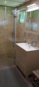 La salle de bains est pourvue d'un lavabo et d'une douche. dans l'établissement Tammemarise, à Mändjala