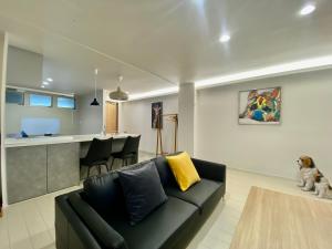 Predel za sedenje v nastanitvi Villa Monica + 37 fotografij