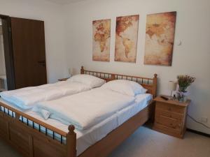 1 dormitorio con 1 cama grande y mapas en la pared en Förde Koje, en Westerholz