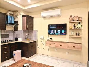 una cucina con lavandino e piano di lavoro di Comfortable & Lovely 1 Bed Apt In Bahria Town a Rawalpindi