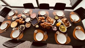 uma mesa com um monte de comida em Wellness Suite B&B L'O Reine em Sint-Pieters-Leeuw