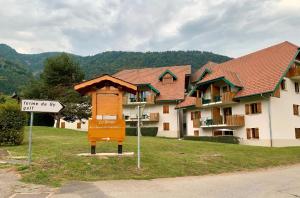 un edificio con un cartello di fronte e un cartello stradale di AU COEUR DU GOLF **, Giez, proche Lac d' Annecy a Giez