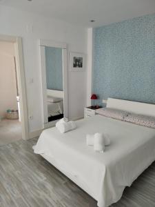 1 dormitorio con 2 camas y pared azul en Villa 28 de julio Casa Rural con piscina en Granada, en Granada