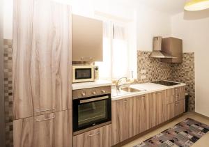 uma cozinha com um lavatório e um micro-ondas em Amantea Apartment THE NEW em Amantea
