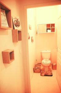 baño con aseo blanco en una habitación en Pause sérénité dans le centre-ville ville de Périgueux, en Périgueux