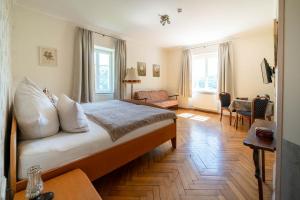ein Schlafzimmer mit einem Bett und ein Wohnzimmer in der Unterkunft Kräuterhotel Villa Vontenie in Kordel