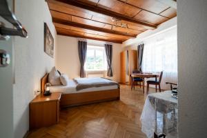 una camera con letto e tavolo di Kräuterhotel Villa Vontenie a Kordel