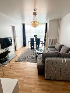 a living room with a couch and a table at Superbe appartement près du métro 4 proche Paris in Bagneux