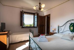Postel nebo postele na pokoji v ubytování Agriturismo La Rocca Assisi