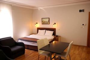 une chambre avec un lit, une table et une chaise dans l'établissement Sheriff Residence, à Istanbul
