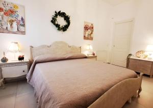 sypialnia z dużym łóżkiem i 2 szafkami nocnymi w obiekcie Amantea Apartment The Shabby-Chic w mieście Amantea