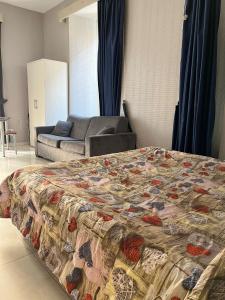 una camera con letto e divano di Casa del Sol a Napoli