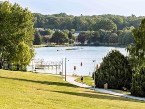 vistas a un río con barcos en el agua en Mercure Tours Sud, en Joué-lès-Tours