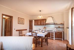 Kuchyň nebo kuchyňský kout v ubytování Agriturismo La Rocca Assisi