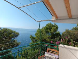 a view of the ocean from the balcony of a house at Apartmani Mira Brela in Brela