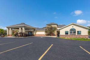 una casa con un estacionamiento delante de ella en Quality Inn, en Upper Sandusky