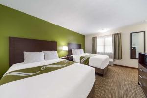 2 łóżka w pokoju hotelowym z zielonymi ścianami w obiekcie Quality Inn w mieście Great Barrington