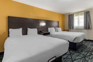 two beds in a hotel room with yellow walls at Quality Inn Cameron in Cameron +38 photos