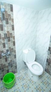 een badkamer met een toilet en een groene kom bij Villa Fiorence Hill Premium Private Pool in Batu