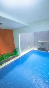 - une grande piscine bleue dans une chambre dans l'établissement Villa Fiorence Hill Premium Private Pool, à Batu