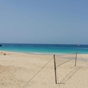 a volleyball net on a beach with the ocean at Pensaò Big Game Maio in Vila do Maio