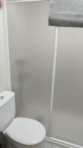 グアルダマル・デル・セグラにあるSol y Mar Iのバスルーム(白いトイレ、シャワー付)