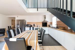 une cuisine et une salle à manger avec une table et des chaises en bois dans l'établissement Ravissante maison 3* avec jacuzzi proche lac, à Biscarrosse 12 autres photos