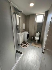 La petite salle de bains est pourvue de toilettes et d'un lavabo. dans l'établissement L&L Luxury Apartments, à Bitola