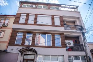 un edificio alto con muchas ventanas en L&L Luxury Apartments, en Bitola