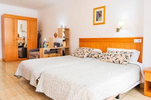 A bed or beds in a room at Live puerto de la cruz las palmeras