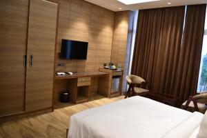 Lime Tree Hotel and Banquet Greater Noida的电视和/或娱乐中心