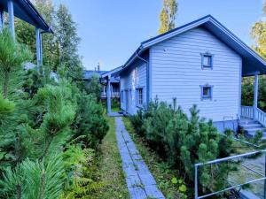 ein Haus mit vielen Pflanzen davor in der Unterkunft Himos Virpi 8 hlö mökki porealtaalla, ei lisäkuluja! in Jämsä