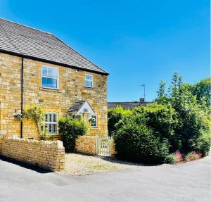 a brick house with bushes in front of it at Cotswold Chic Retreats "Jacinabox" Central Chipping Campden-Parking-Garden in Chipping Campden