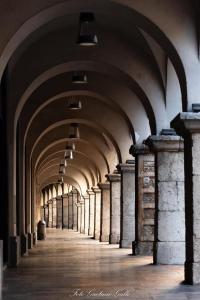 un corridoio vuoto con archi in un edificio di Borgo 40 a Cava deʼ Tirreni