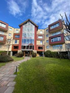 un condominio con una grande vetrata di Departamento Centrico a San Martín de los Andes